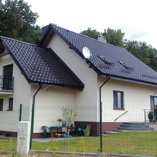 Pokrycie dachowe z dachówki Creaton Titania w odcieniu brązowej glazury.